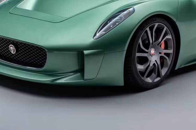 Các nút điều khiển xoay xúc giác trên bảng điều khiển trung tâm nghiêng có màn hình cảm ứng tích hợp, với tất cả các chức năng khác được điều khiển bởi một bảng điều khiển gắn trên mái.