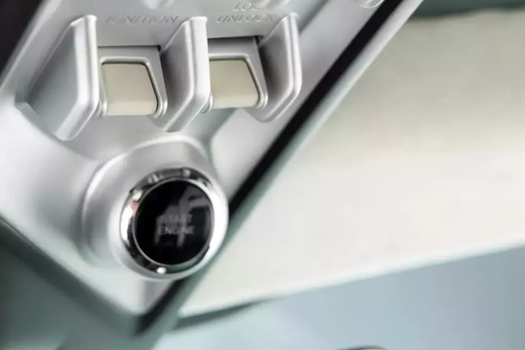 Tiến tới phần nội thất, cabin đơn giản của chiếc xe trong phim đã được biến đổi thành không gian sang trọng, hiện đại và thoải mái. Bảng điều khiển, bảng điều khiển trung tâm và cần số đã được thiết kế lại, cùng với vô lăng tùy chỉnh và ghế xô mới. Những chiếc ghế xô này được bọc da Bridge of Weir, có tông màu xanh lá cây đậm và kem.