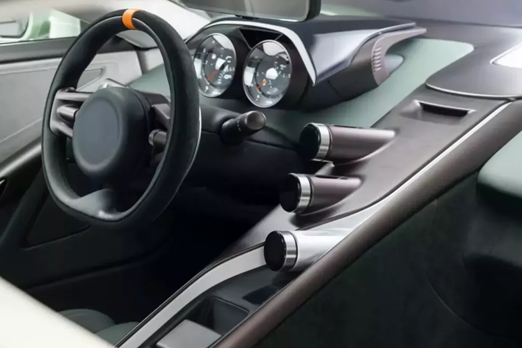 Ian Callum mô tả Jaguar C-X75 là "chiếc xe đã thoát khỏi sự kìm kẹp", đồng thời nói thêm rằng nó "tràn đầy tiềm năng chưa được khai thác". Đối với bản chuyển đổi mới, nhà thiết kế cho biết: "Chúng tôi đã kết hợp mong muốn của khách hàng với các giải pháp được thiết kế cẩn thận để đưa C-X75 đến kết luận hoàn toàn thỏa mãn mà nó luôn xứng đáng có được".