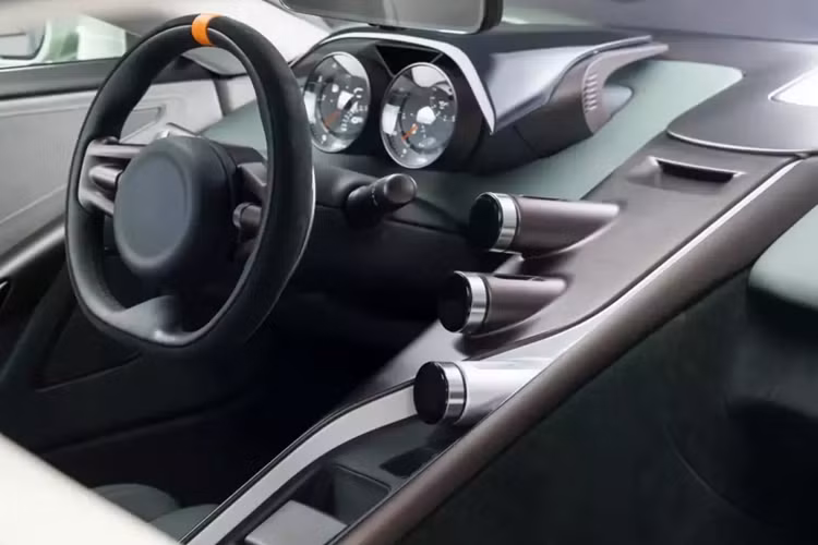 Ian Callum mô tả Jaguar C-X75 là "chiếc xe đã thoát khỏi sự kìm kẹp", đồng thời nói thêm rằng nó "tràn đầy tiềm năng chưa được khai thác". Đối với bản chuyển đổi mới, nhà thiết kế cho biết: "Chúng tôi đã kết hợp mong muốn của khách hàng với các giải pháp được thiết kế cẩn thận để đưa C-X75 đến kết luận hoàn toàn thỏa mãn mà nó luôn xứng đáng có được".