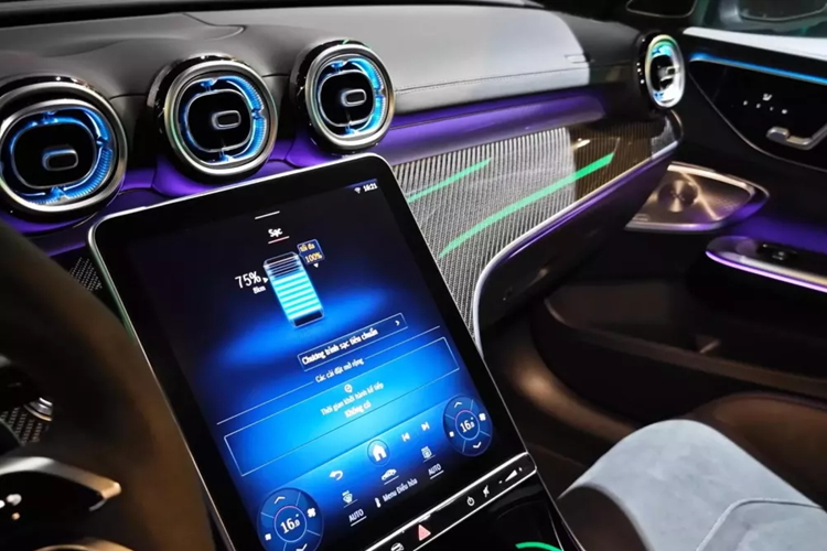 Mercedes-AMG C63 S E Performance là phiên bản hiệu suất cao thứ hai của dòng sedan hạng sang C-Class sẽ bán ở Việt Nam trong năm nay. Trước mẫu xe này, hãng Mercedes-Benz Việt Nam đã giới thiệu Mercedes-AMG C 43, nhưng khác biệt là xe lắp ráp.