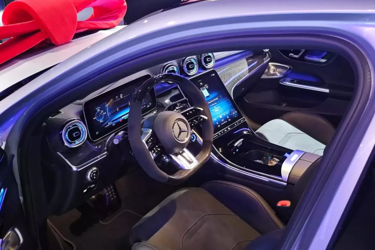 Và để xứng tầm với Mercedes-AMG C63 S E Performance, dòng sedan hiệu suất cao, và giá bán không thua gì chiếc xe sang Mercedes-Benz S-Class, chủ nhân của xe cũng đã săn được 1 biển số toàn 8 với 9, đó là biển 51L-808.99, có mức trúng đấu giá chỉ 40 triệu đồng.