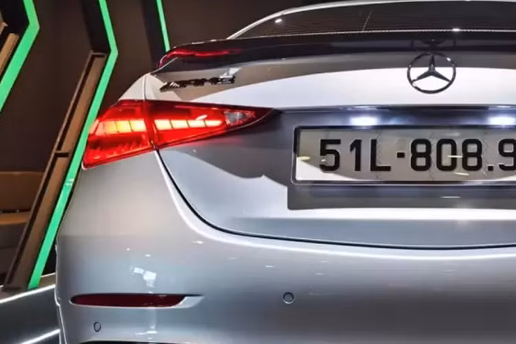 Điểm nhấn đáng chú ý nhất của xe nằm ở hệ truyền động plug-in hybrid (PHEV) bên dưới nắp ca-pô. Theo đó, mẫu sedan này được trang bị động cơ xăng 4 xi-lanh, dung tích 2.0L, sản sinh công suất tối đa 469 mã lực tại tua máy 6.725 vòng/phút và mô-men xoắn cực đại 545 Nm tại dải tua máy 5.250 - 5.500 vòng/phút.