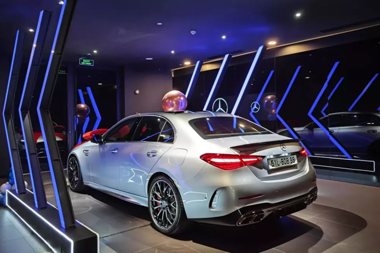 Động cơ đi với mô-tơ điện nằm trên cầu sau có công suất tối đa 201 mã lực và cụm pin 6,1 kWh. Với cụm pin tý hon này, Mercedes-AMG C63 S E Performance chỉ có thể chạy được 13 km và đạt vận tốc tối đa 125 km/h mà không cần dùng động cơ xăng. Người dùng có thể sạc pin bằng bộ sạc AC 3,7 kW.