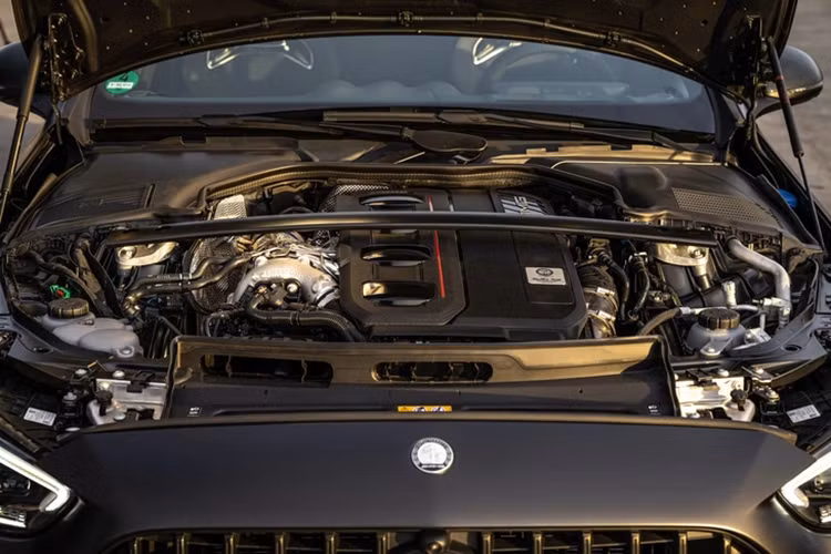 Mercedes-AMG C63 S E Performance còn được trang bị hệ thống đánh lái cầu sau, phanh carbon, hệ thống treo thích ứng và công nghệ chọn chế độ lái AMG Dynamics tiêu chuẩn.