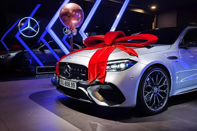 Đến nay, đã có chiếc xe Mercedes-AMG C63 S E Performance đầu tiên ra biển số của TP HCM, thú vị ở chỗ, vào đầu năm nay, vị khách hàng này cũng đã mua 1 chiếc xe "tý hon" nhưng mạnh mẽ là Mercedes-Benz GLA45 để trải nghiệm.