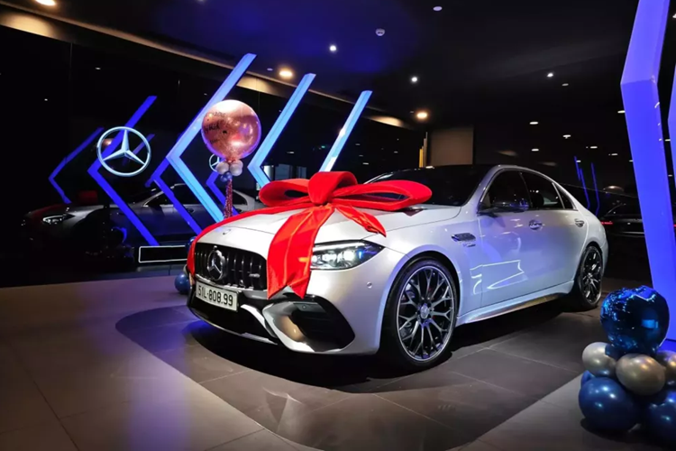 Vào cuối tháng 6/2024 vừa qua, Mercedes-Benz Việt Nam đã chính thức giới thiệu chiếc Mercedes-AMG C63 S E Performance hạng sang đến với các khách hàng trong nước, theo đó, xe có giá bán chính hãng từ 4,9 tỷ đồng, với điểm nhấn là công suất tối đa tận 671 mã lực.