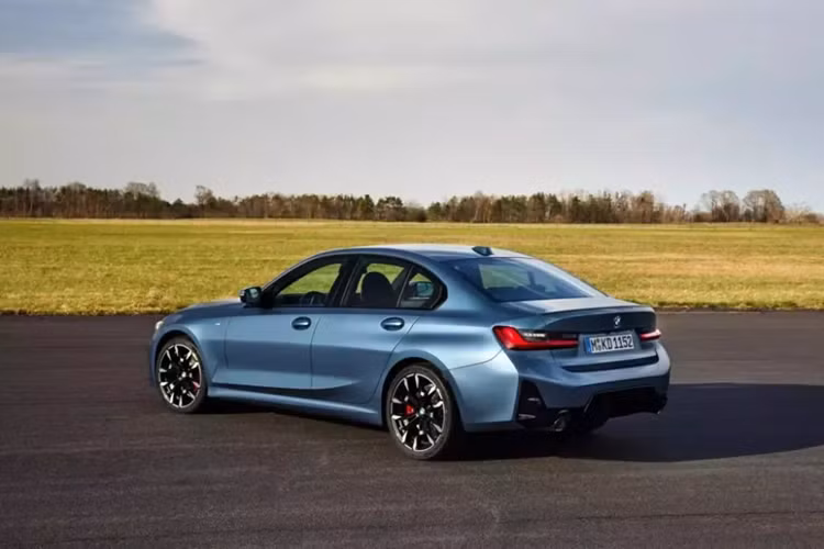 So với phiên bản cũ, xe mạnh hơn 4 mã lực và 39 Nm. Động cơ này kết hợp với hộp số tự động 8 cấp, cho phép xe tăng tốc từ 0-96 km/h trong thời gian 4,1 giây và đạt vận tốc tối đa giới hạn điện tử 250 km/h.