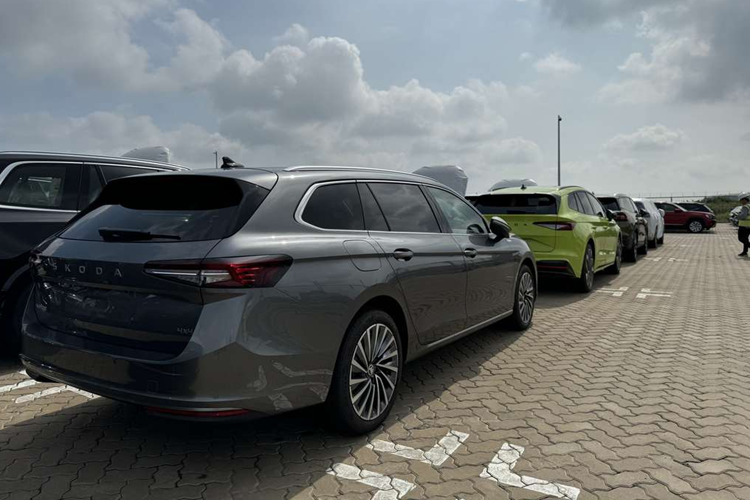 Hiện chưa rõ giá xe Skoda Superb Combi 2024 ở Việt Nam cũng như động cơ ra sao. Trong khi đó, tại thị trường châu Âu, xe có khá nhiều tùy chọn động cơ, từ máy xăng, máy dầu cho đến plug-in hybrid. Trong đó, động cơ plug-in hybrid chỉ dành cho phiên bản station wagon.