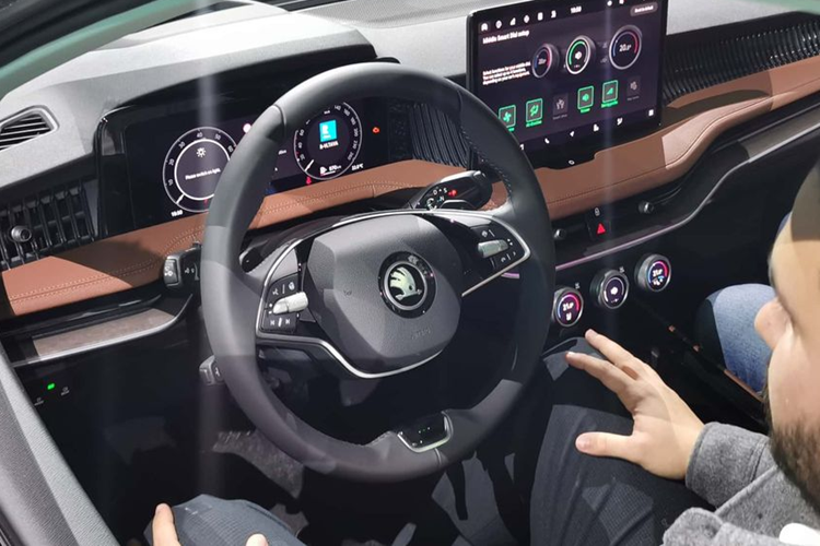 Đèn hậu được trang bị công nghệ LED Matrix. Cụm lưới tản nhiệt có kích thước lớn hơn, kết hợp với cản trước được làm nổi bật bằng dải chrome. Không gian bên trong Skoda Superb 2024 mang nhiều nét tương đồng với đàn anh Kodiaq thế hệ mới. Các nhà thiết kế của Skoda đã nỗ lực cải thiện cả công nghệ lẫn chất lượng bên trong mẫu xe này.