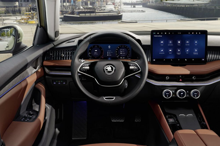 Chiều dài cơ sở 2.841 mm, không thay đổi so với thế hệ cũ. Skoda Superb 2024 đã được cải thiện về khả năng khí động học, giảm hệ số lực cản không khí xuống còn 0,24 Cd. Về thiết kế, “ngoại hình” Skoda Superb 2024 trông khá quen thuộc, nhưng tất cả các chi tiết đều được tinh chỉnh lại vuông vức và sắc nét hơn.