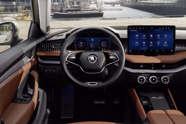 Chiều dài cơ sở 2.841 mm, không thay đổi so với thế hệ cũ. Skoda Superb 2024 đã được cải thiện về khả năng khí động học, giảm hệ số lực cản không khí xuống còn 0,24 Cd. Về thiết kế, “ngoại hình” Skoda Superb 2024 trông khá quen thuộc, nhưng tất cả các chi tiết đều được tinh chỉnh lại vuông vức và sắc nét hơn.