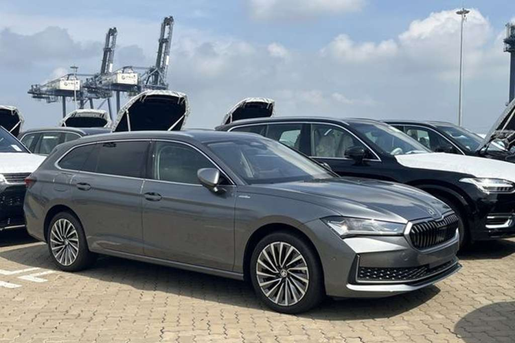 Chiếc Skoda Superb 2024 mới cập bến nước ta là phiên bản thuộc thế hệ mới nhất, ra mắt thị trường châu Âu lần đầu tiên vào hồi tháng 11/2023.Được phát triển dựa trên nền tảng khung gầm MQB của Volkswagen, Skoda Superb có chiều dài x rộng x cao lần lượt 4.902 x 1.849 x 1.482 mm.