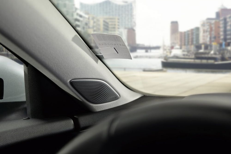 Các nút xoay bên ngoài điều khiển nhiệt độ và hệ thống sưởi/thông gió ghế, trong khi nút xoay trung tâm có thể điều chỉnh âm lượng, tốc độ quạt, hướng gió, chế độ A/C thông minh, chế độ lái xe và thậm chí cả tính năng thu phóng bản đồ. Ngoài ra, mẫu xe này cũng được trang bị sạc điện thoại không dây, phanh tay điện tử và cửa sổ trời toàn cảnh Panorama.