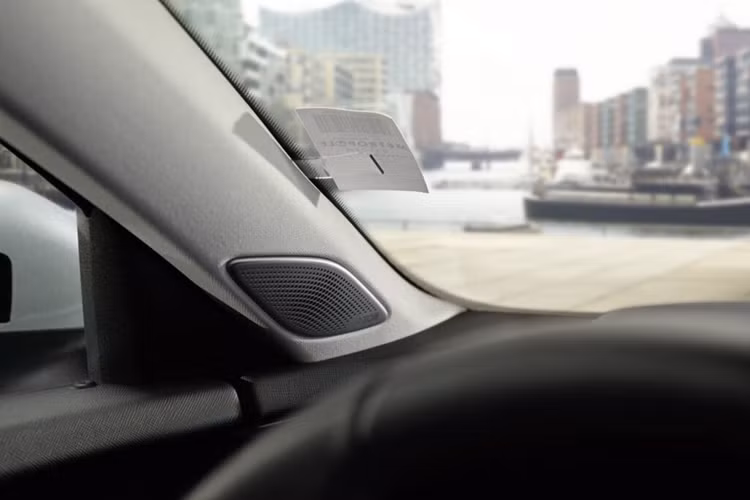 Các nút xoay bên ngoài điều khiển nhiệt độ và hệ thống sưởi/thông gió ghế, trong khi nút xoay trung tâm có thể điều chỉnh âm lượng, tốc độ quạt, hướng gió, chế độ A/C thông minh, chế độ lái xe và thậm chí cả tính năng thu phóng bản đồ. Ngoài ra, mẫu xe này cũng được trang bị sạc điện thoại không dây, phanh tay điện tử và cửa sổ trời toàn cảnh Panorama.