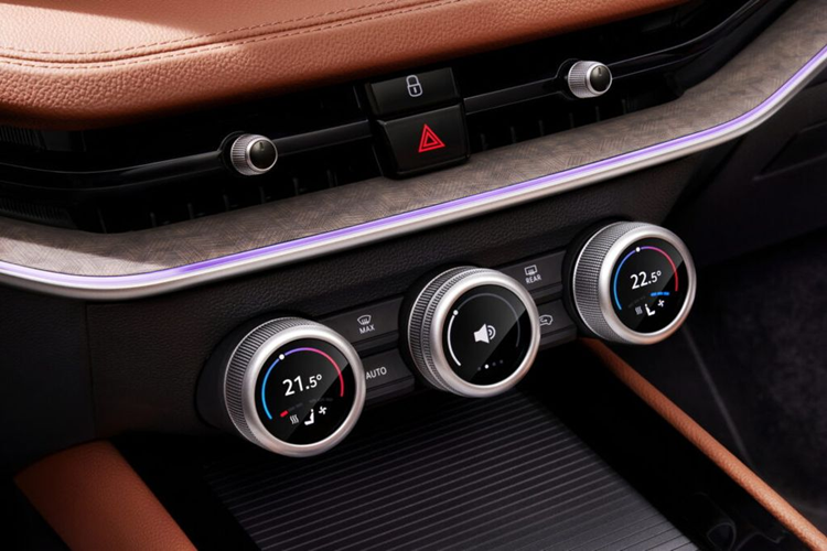 Xe được trang bị màn hình cảm ứng trung tâm 13 inch, kết hợp cùng bảng đồng hồ kỹ thuật số Virtual Cockpit 10 inch và màn hình hiển thị thông tin kính lái HUD. Một điểm nổi bật khác là hệ thống nút xoay “Quay số thông minh” mới với màn hình 1,25 inch.