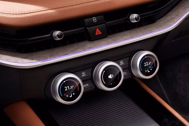 Xe được trang bị màn hình cảm ứng trung tâm 13 inch, kết hợp cùng bảng đồng hồ kỹ thuật số Virtual Cockpit 10 inch và màn hình hiển thị thông tin kính lái HUD. Một điểm nổi bật khác là hệ thống nút xoay “Quay số thông minh” mới với màn hình 1,25 inch.