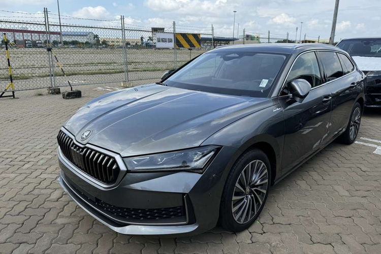 Theo kế hoạch, Skoda Việt Nam sẽ giới thiệu một số mẫu xe mới tại Triển lãm VMS 2024 diễn ra từ ngày 23 - 27/10 tới. Và sự xuất hiện bất ngờ của mẫu wagon Skoda Superb tại cảng Việt Nam cho thấy khả năng cao đây sẽ là 1 trong 4 mẫu xe mà thương hiệu Séc sẽ mang tới sự kiện xe lớn nhất nước ta.