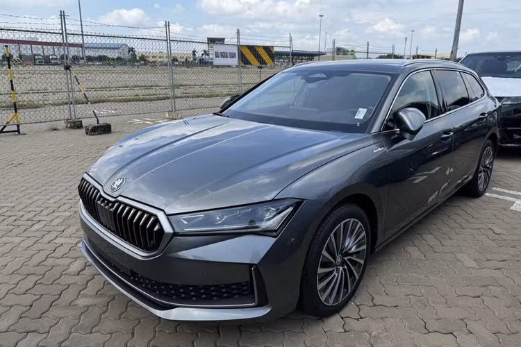 Theo kế hoạch, Skoda Việt Nam sẽ giới thiệu một số mẫu xe mới tại Triển lãm VMS 2024 diễn ra từ ngày 23 - 27/10 tới. Và sự xuất hiện bất ngờ của mẫu wagon Skoda Superb tại cảng Việt Nam cho thấy khả năng cao đây sẽ là 1 trong 4 mẫu xe mà thương hiệu Séc sẽ mang tới sự kiện xe lớn nhất nước ta.