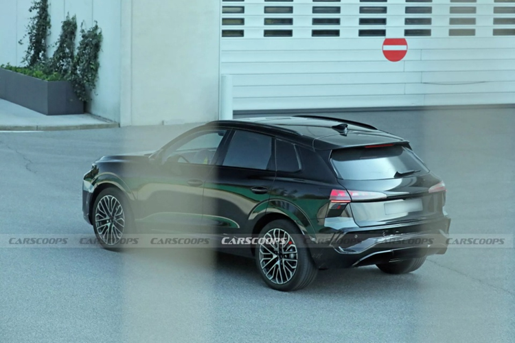 Audi Q3 2026 dường như sẽ tăng chiều dài tổng thể, bởi các hình ảnh mẫu xe ở thế hệ thứ ba (ảnh trái) cho thấy phần kính sau trục C đã lớn hơn so với phiên bản hiện tại.