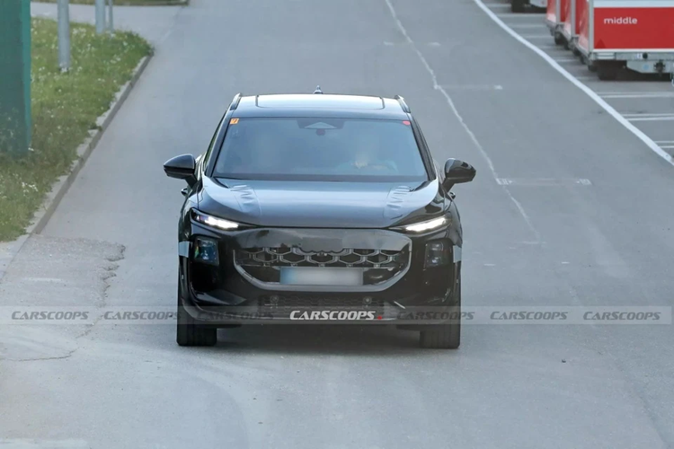 Như vậy, Audi Q3 có thể sở hữu loạt tùy chọn động cơ bao gồm xăng 1.5L và 2.0L, diesel 2.0L, bên cạnh 2 tùy chọn plug-in hybrid cắm sạc khác sở hữu công suất tối đa lên đến 268 mã lực và phạm vi hoạt động thuần điện khoảng 113 km.