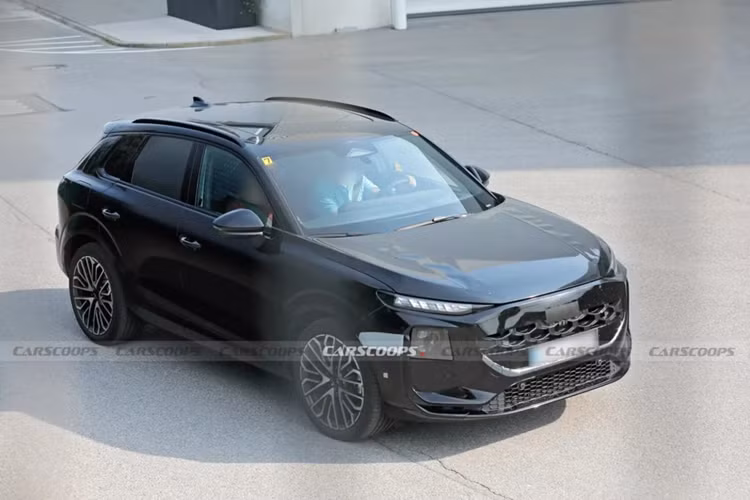 Chi tiết bên trong khoang lái Audi Q3 2026 chưa được tiết lộ. Nếu có khoang cabin tương tự A5 và Q6 e-tron, xe sẽ được trang bị cụm đồng hồ kỹ thuật số kích thước 11,9 inch và màn hình trung tâm kích thước 14,5 inch.