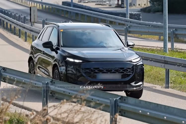 Dải đèn định vị ban ngày tích hợp đèn báo rẽ có thiết kế mỏng, đặt nằm ngang được đánh giá khá tương đồng Audi Q6 e-tron. Thân xe Audi Q3 2026 là sự kết hợp của nhiều đường cong và các đường gân dập nổi. Cản sau nổi bật còn đèn hậu Audi Q3 thế hệ thứ ba cũng có thiết kế mới.