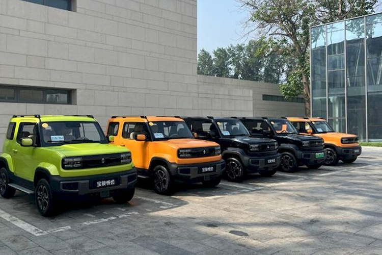 Baojun Yep Plus 2024 được định vị là mẫu SUV chạy điện cỡ nhỏ, hình dáng của nó là kiểu "hộp vuông", quả thực là hiếm có trong cùng cấp độ, điều này cũng làm nổi bật sự độc đáo của cuộc cạnh tranh thị trường mà gia đình Baojun Yep hoạt động.