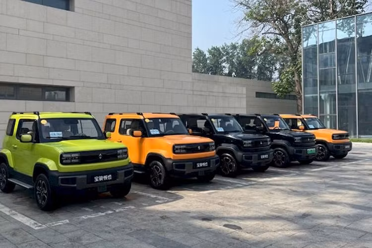 Baojun Yep Plus 2024 được định vị là mẫu SUV chạy điện cỡ nhỏ, hình dáng của nó là kiểu "hộp vuông", quả thực là hiếm có trong cùng cấp độ, điều này cũng làm nổi bật sự độc đáo của cuộc cạnh tranh thị trường mà gia đình Baojun Yep hoạt động.