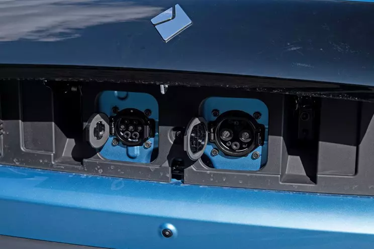 Như vậy có thể thấy rằng, so với mẫu xe ba cửa, chiều dài cơ sở của Baojun Yep Plus 2024 đã tăng lên đáng kể, từ 2.110 mm lên 2.560 mm.