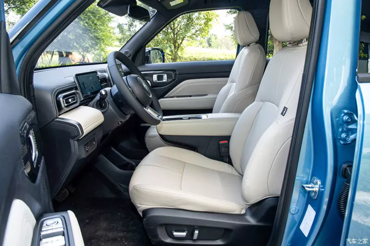 Nhìn từ bên hông, chiếc xe Baojun Yep Plus 2024 tiếp tục đặc điểm thiết kế của tổng thể hình hộp vuông vắn, sử dụng nhiều đường thẳng để tăng cường độ cứng cáp cho tổng thể xe, đồng thời vẫn đảm bảo không gian ngồi bên trong xe. Một tấm ốp trang trí cùng màu với thân xe được bổ sung phía sau cột C của Baojun Yep Plus 2024 tạo cảm giác phong cách.