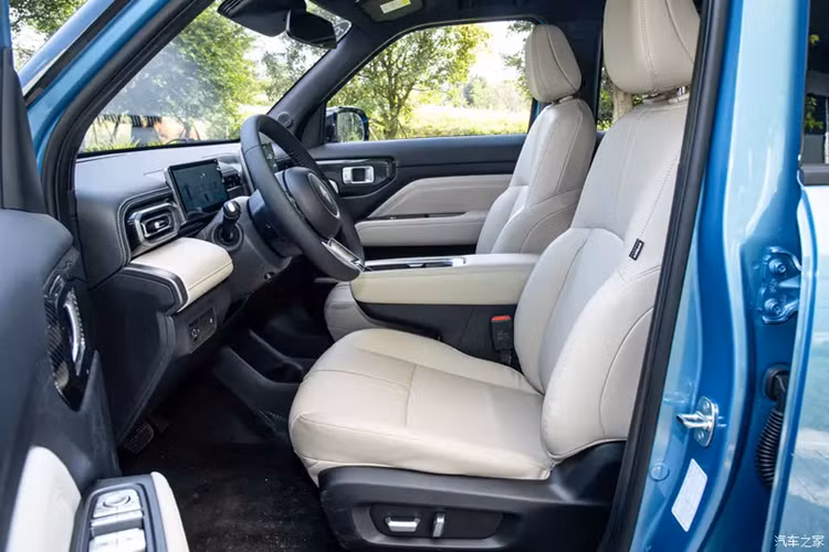 Nhìn từ bên hông, chiếc xe Baojun Yep Plus 2024 tiếp tục đặc điểm thiết kế của tổng thể hình hộp vuông vắn, sử dụng nhiều đường thẳng để tăng cường độ cứng cáp cho tổng thể xe, đồng thời vẫn đảm bảo không gian ngồi bên trong xe. Một tấm ốp trang trí cùng màu với thân xe được bổ sung phía sau cột C của Baojun Yep Plus 2024 tạo cảm giác phong cách.