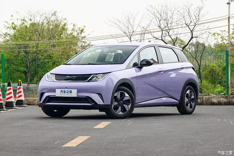 Tất nhiên, ngoài yếu tố định vị, xét theo giá bán của xe, nó sẽ phải đối mặt với sự cạnh tranh thị trường từ BYD Dolphin, Nezha AYA ... Với kiểu dáng hầm hố, địa hình và hình hộp, Baojun Yep Plus 2024 đã thu hút rất nhiều sự chú ý của người dùng đô thị.