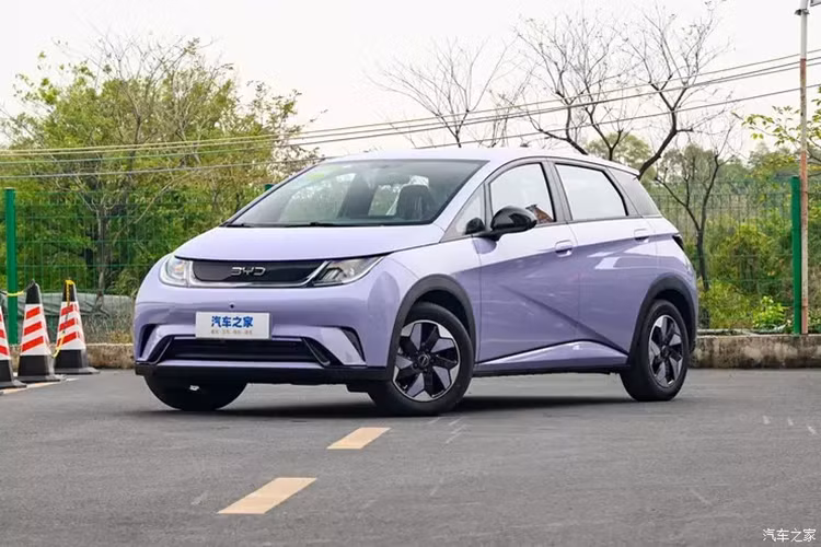 Tất nhiên, ngoài yếu tố định vị, xét theo giá bán của xe, nó sẽ phải đối mặt với sự cạnh tranh thị trường từ BYD Dolphin, Nezha AYA ... Với kiểu dáng hầm hố, địa hình và hình hộp, Baojun Yep Plus 2024 đã thu hút rất nhiều sự chú ý của người dùng đô thị.