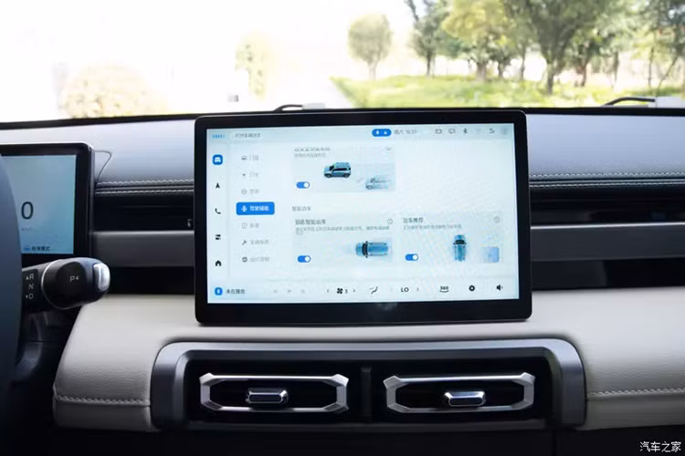 Xe thiết kế cửa sau mở sang một bên cổ điển, không chỉ mang lại không gian chứa đồ 12 lít mà còn có thể mở rộng để lắp một chiếc bàn nhỏ ở phía sau. Ở kích thước thân xe, chiều dài, chiều rộng và chiều cao của Baojun Yep Plus 2024 là 3996x1760x1726mm, chiều dài cơ sở 2560mm, khoảng sáng gầm xe đầy tải đạt 150mm, bán kính quay vòng chỉ 5,35m.