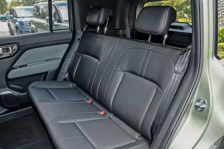 Ngoài ra, nóc xe còn được trang bị giá để hành lý, mâm xe được thay thế bằng mâm 5 chấu kép màu xám mới. So với mẫu xe ba cửa, điểm đặc biệt nhất của Baojun Yep Plus 2024 là đã hủy bỏ thiết kế "cặp học sinh nhỏ" và bổ sung thêm logo Baojun ở chính giữa đuôi xe.