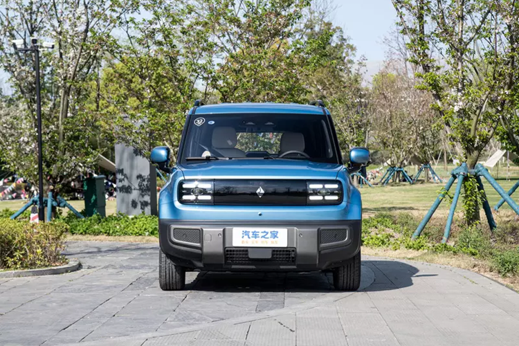 Tương tự như mẫu xe 2 cửa, mẫu xe điện Baojun Yep Plus 2024 vẫn được định vị là mẫu SUV cỡ nhỏ thuần điện, nhưng là mẫu xe 5 cửa, sản phẩm mới ra mắt. Mức giá xe Baojun Yep Plus 2024 cho 2 cấu hình là 93.800 nhân dân tệ (tương đương 306 triệu đồng) và 103.800 nhân dân tệ (tương đương 339 triệu đồng).