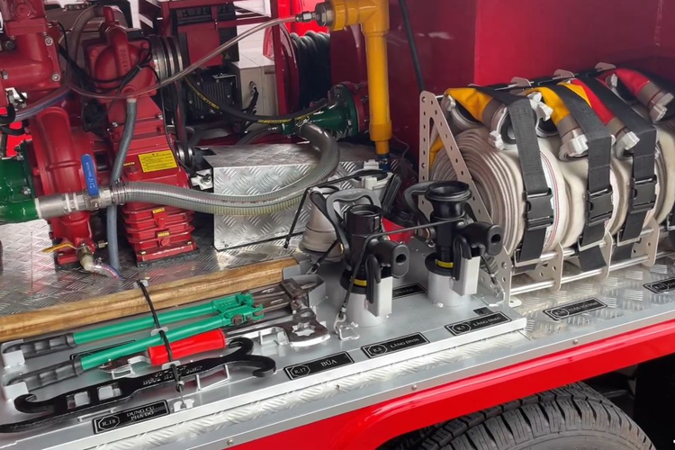 Máy bơm có thể hoạt động nhờ thùng dầu lớn của xe tới 100 lít. Xe cũng có cấu tạo như các xe chữa cháy thông thường với trang bị bơm (tùy chọn phiên bản một hoặc hai bơm), lưu lượng bơm 20 lít/giây (1200 lít/phút), xe téc nước, téc Foam và lăng phun có thể phun xa tới 50 - 60 mét.