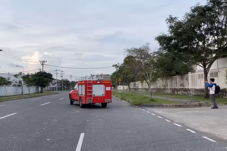 Ngoài ra, trên SANDEUR S-100 cũng bố trí đầy đủ các thiết bị cứu nạn, cứu hộ. Xe chữa cháy SANDEUR S-100 của VM Motors là mẫu xe chữa cháy loại bán tải đầu tiên có đầy đủ chứng nhận kỹ thuật được lưu hành.