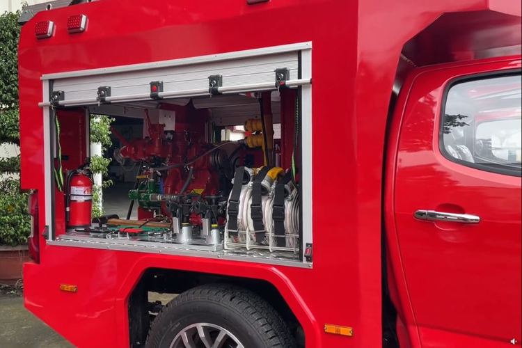 Cabin khép kín có thể chở 5 người, phù hợp với một tổ chữa cháy và tổ công tác. SANDEUR S-100 có trọng tải lên đến 3.300 kg, lớn nhất trong phân khúc xe tải nhẹ. Thực tế, mẫu xe chữa cháy mới này được cải tiến từ dòng bán tải nền hiệu Sandeur S.100 với kết cấu 2 cầu (4x4).