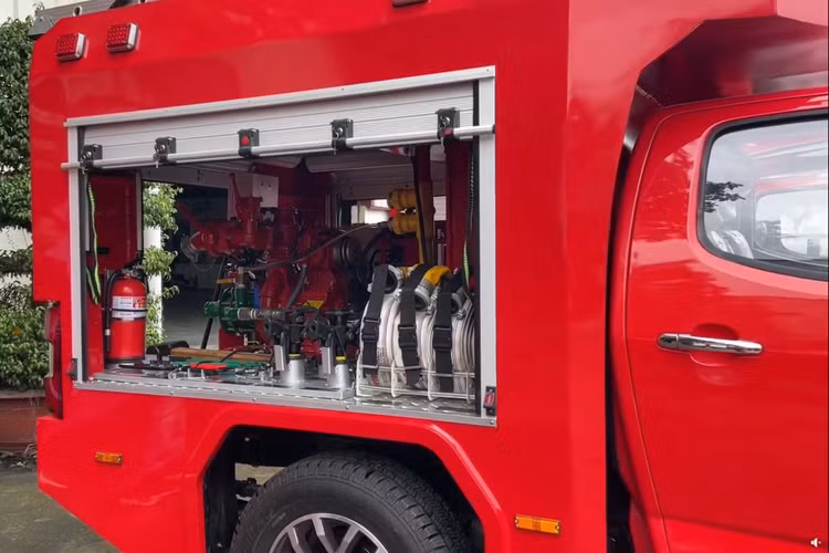 Cabin khép kín có thể chở 5 người, phù hợp với một tổ chữa cháy và tổ công tác. SANDEUR S-100 có trọng tải lên đến 3.300 kg, lớn nhất trong phân khúc xe tải nhẹ. Thực tế, mẫu xe chữa cháy mới này được cải tiến từ dòng bán tải nền hiệu Sandeur S.100 với kết cấu 2 cầu (4x4).