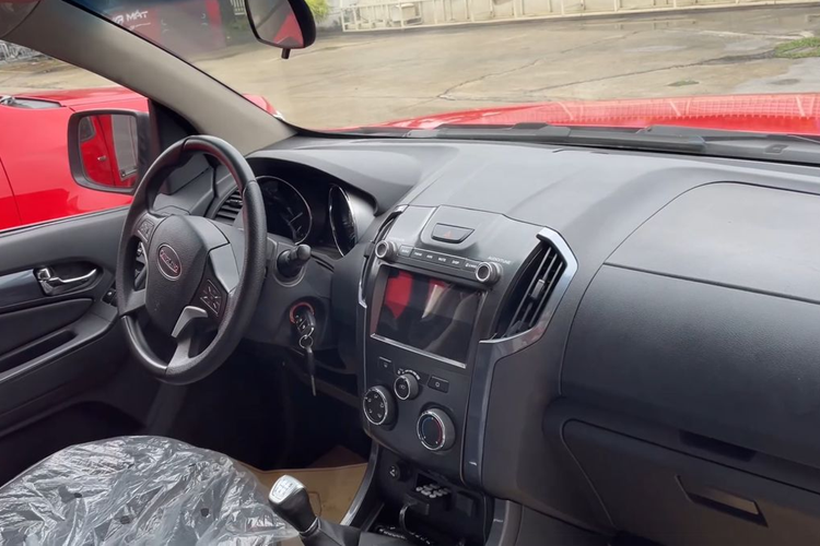 Xe chữa cháy mini đầu tiên tại Việt Nam được trang bị đầy đủ các thiết bị chữa cháy cơ bản như bơm nước, bình nước, bình bọt, lăng phun, thiết bị cứu nạn, cứu hộ. Ở khu vực thùng chuyên dụng của xe chữa cháy, Pickup S.100 được lắp đặt PTO để sử dụng cho máy bơm chữa cháy.