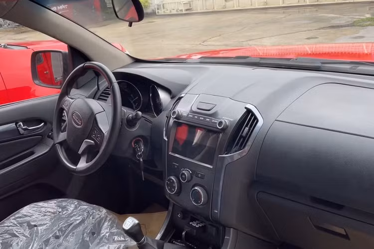 Xe chữa cháy mini đầu tiên tại Việt Nam được trang bị đầy đủ các thiết bị chữa cháy cơ bản như bơm nước, bình nước, bình bọt, lăng phun, thiết bị cứu nạn, cứu hộ. Ở khu vực thùng chuyên dụng của xe chữa cháy, Pickup S.100 được lắp đặt PTO để sử dụng cho máy bơm chữa cháy.