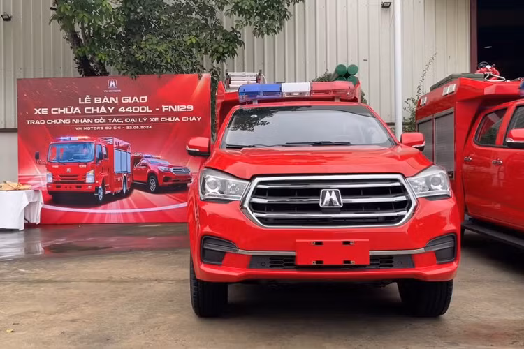 Được thiết kế để có thể di chuyển trong các địa bàn có hẻm, ngõ hẹp nên những chiếc ôtô chữa cháy SANDEUR S-100 có kích thước rất nhỏ gọn với bề rộng thân xe 1885 mm, dài 5815 mm. Thùng xe dài 2m nên có thể đặt các thiết bị Phòng cháy chữa cháy đầy đủ.