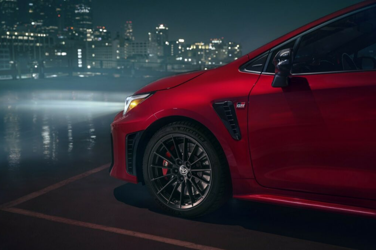 Mẫu xe cũng được nâng cấp với một số chi tiết ở ngoại thất của xe như phần cản trước được thiết kế lại để cải thiện khả năng làm mát. Các hốc gió được trang bị kết hợp các ống dẫn khí cho hệ thống phanh lớn trong khi các tấm chắn gió đã được bổ sung để thoát bớ.