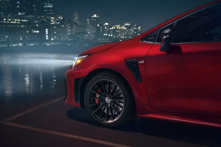 Mẫu xe cũng được nâng cấp với một số chi tiết ở ngoại thất của xe như phần cản trước được thiết kế lại để cải thiện khả năng làm mát. Các hốc gió được trang bị kết hợp các ống dẫn khí cho hệ thống phanh lớn trong khi các tấm chắn gió đã được bổ sung để thoát bớ.