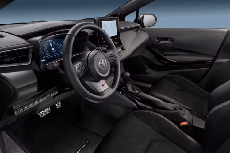 Điều thú vị là hộp số tự động này có tỷ số rất giống với hộp số sàn 6 cấp tiêu chuẩn và có bộ làm mát chuyên dụng riêng. Toyota cũng đem tới cho xe một bộ tản nhiệt phụ để làm mát bổ sung như một tùy chọn trên các mẫu xe Premium và trang bị tiêu chuẩn trên các phiên bản Premium Plus.