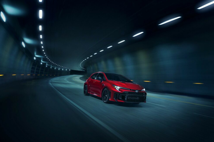 Các tính năng chính dành riêng cho phiên bản Premium Plus bao gồm mui xe bằng sợi carbon rèn, mui xe tùy chỉnh, bộ tản nhiệt phụ, bánh xe màu đen mờ, màn hình hiển thị head-up và ghế da lộn mang nhãn hiệu GR. Chi tiết về giá xe Toyota GR Corolla 2025 chưa được công bố.