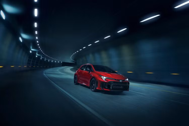 Các tính năng chính dành riêng cho phiên bản Premium Plus bao gồm mui xe bằng sợi carbon rèn, mui xe tùy chỉnh, bộ tản nhiệt phụ, bánh xe màu đen mờ, màn hình hiển thị head-up và ghế da lộn mang nhãn hiệu GR. Chi tiết về giá xe Toyota GR Corolla 2025 chưa được công bố.