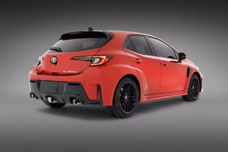 Hệ thống Launch Control cũng là trang bị tiêu chuẩn trên các mẫu xe được trang bị hộp số tự động nhằm đảm bảo khả năng hoạt động của xe. Các kỹ sư của Toyota cũng đã cải tiến khả năng xử lý của xe với việc nâng cấp bộ lò xo mới thêm vào hệ thống treo trước và sau để giảm lực nâng bánh xe bên trong